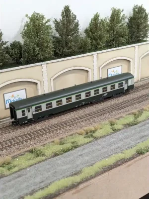 Voiture voyageurs USI B10t longue bogie Y16 vert/gris SNCF Ep V avec éclairage HO R37 42511 - Neu gelistet