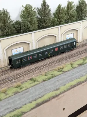 Deal - Voiture voyageurs USI B10t longue bogie Y24 verte SNCF Ep IVa avec éclairage HO R37 42514