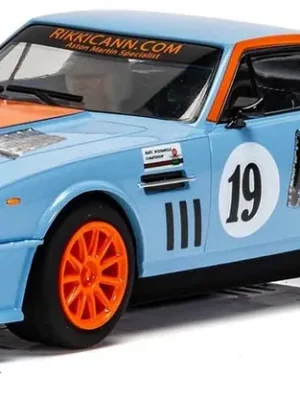 Hammerpreis - Scalextric Voiture Aston Martin V8 Gulf Rikki Cann Racing Standard C4209