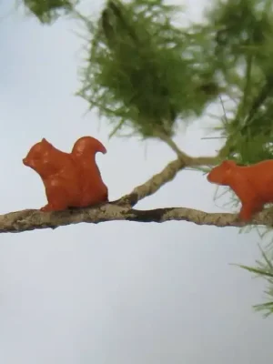Nur noch wenige | Klingenhöfer Miniaturen 0-TE13-1 - sitzende und stehendes Eichhörnchen (1 45)