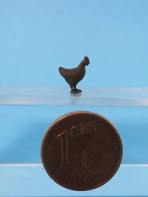 Direkt kaufen | Klingenhöfer Miniaturen 0-TH03-3 - Huhn dunkelbraun einfarbig H ca. 0,8 cm (1 45)