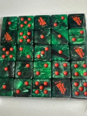 Fast ausverkauft - Baron of Dice - Drake, Green & Orange 16mm Square Corner Dice (25)